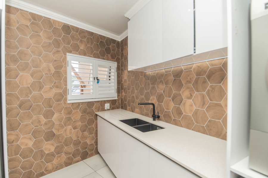 6 Bedroom Property for Sale in Beachview Eastern Cape